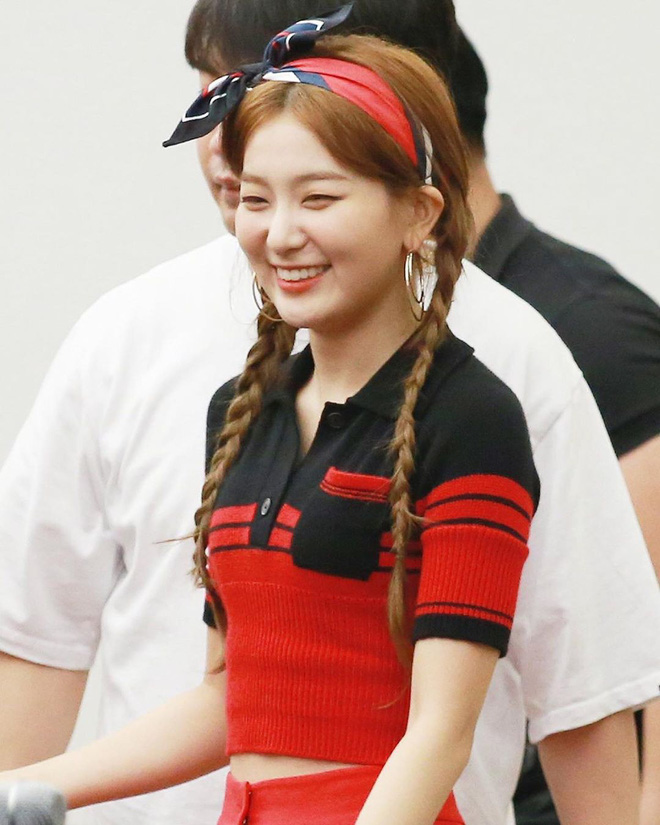 Đến phục tài 'tái chế' của idol Hàn: chỉ một chiếc khăn lụa mà diện được tới 5 cách khác nhau, cách nào cũng đẹp hút mắt Đến phục tài 'tái chế' của idol Hàn: chỉ một chiếc khăn lụa mà diện được tới 5 cách khác nhau, cách nào cũng đẹp hút mắt