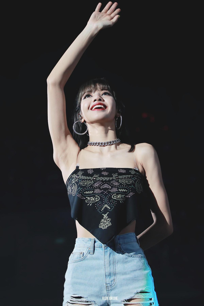 Đến phục tài 'tái chế' của idol Hàn: chỉ một chiếc khăn lụa mà diện được tới 5 cách khác nhau, cách nào cũng đẹp hút mắt - 19 Đến phục tài 'tái chế' của idol Hàn: chỉ một chiếc khăn lụa mà diện được tới 5 cách khác nhau, cách nào cũng đẹp hút mắt - 19