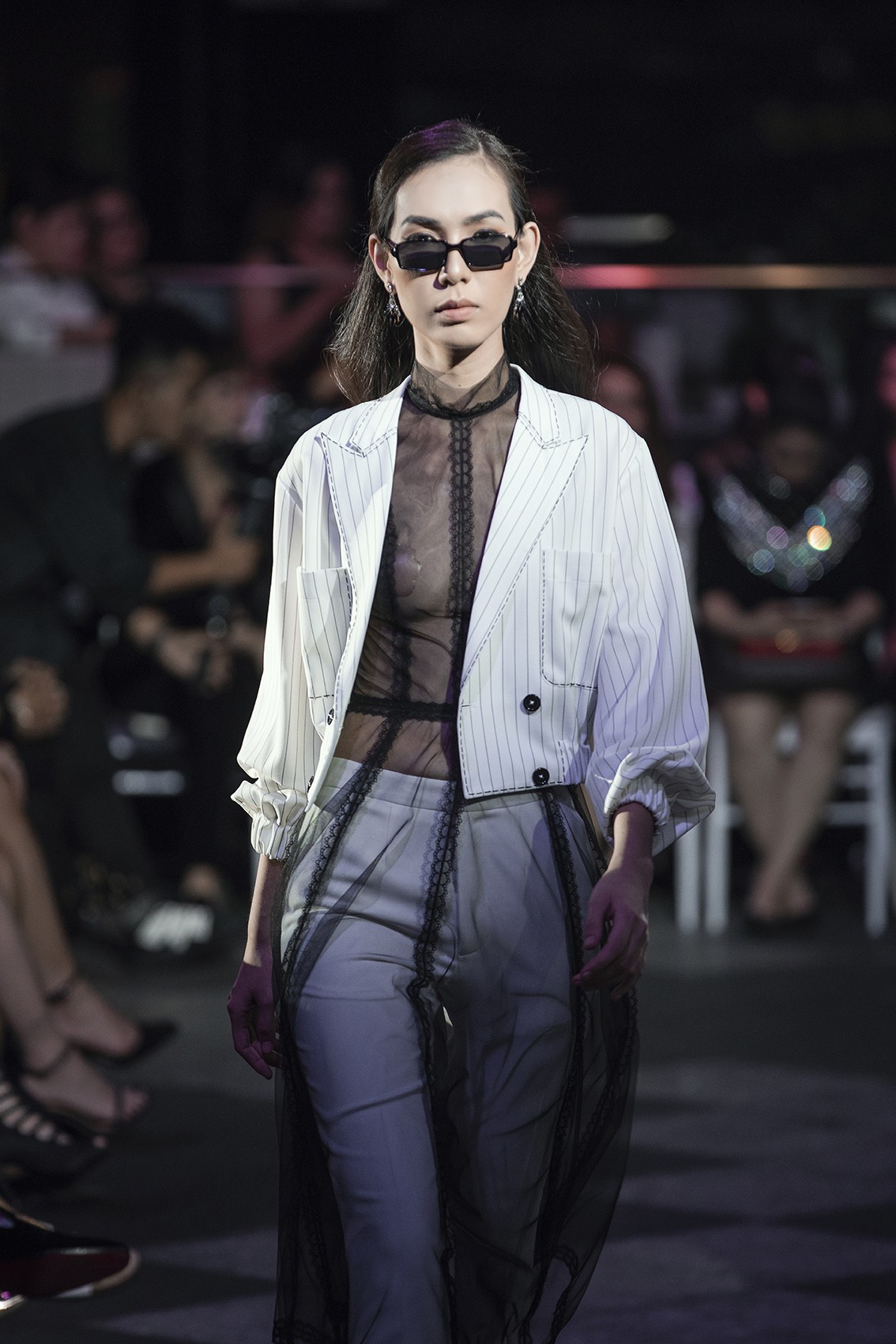 Minh Tuyết khoe vòng 1 nóng bỏng, lần đầu tiên làm vedette đã đốt cháy sàn diễn thời trang - 10 Minh Tuyết khoe vòng 1 nóng bỏng, lần đầu tiên làm vedette đã đốt cháy sàn diễn thời trang - 10