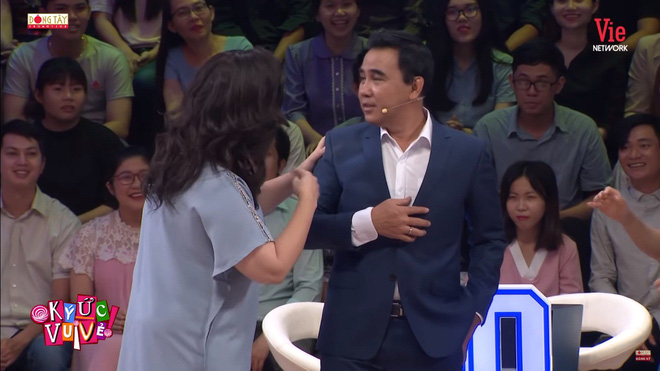 Quyền Linh bất ngờ thay thế Tự Long, MC Lại Văn Sâm: 'Chỉ có Quyền Linh mới xứng đáng ngồi ở đây' - 2 Quyền Linh bất ngờ thay thế Tự Long, MC Lại Văn Sâm: 'Chỉ có Quyền Linh mới xứng đáng ngồi ở đây' - 2