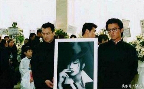 Nụ cười phản cảm của Trương Bá Chi ở đám tang người chị em thân thiết Mai Diễm Phương và sự phẫn nộ của người hâm mộ - 3 Nụ cười phản cảm của Trương Bá Chi ở đám tang người chị em thân thiết Mai Diễm Phương và sự phẫn nộ của người hâm mộ - 3
