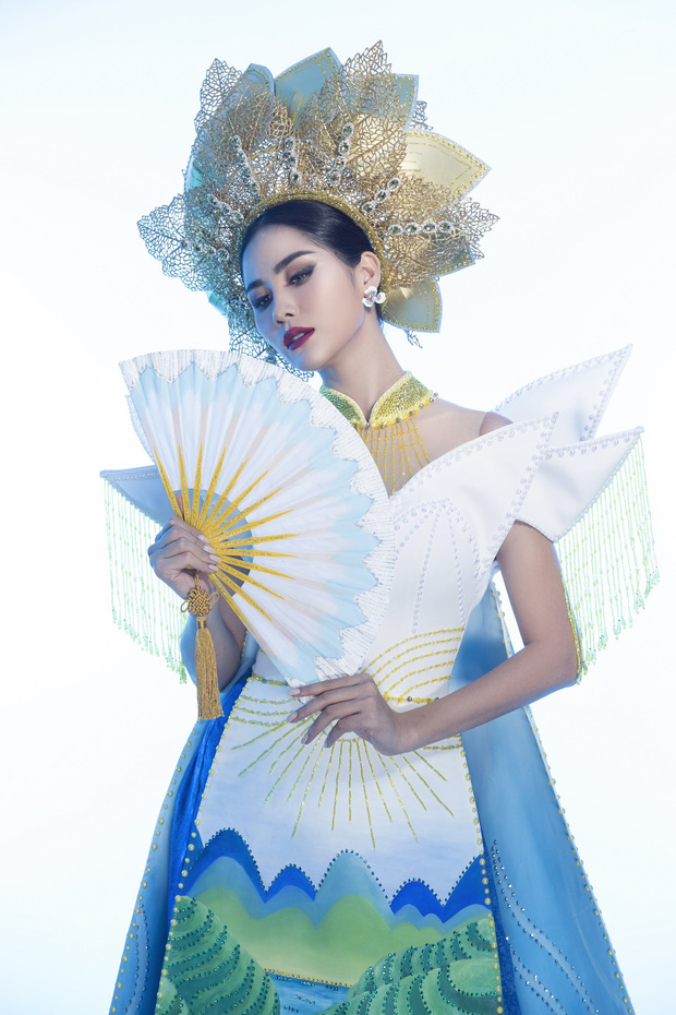 Ấn tượng với quốc phục mang cả hồ sen, đính kết 5000 viên pha lê mỹ nhân Việt chọn mang đến Hoa hậu Trái đất - 3 Ấn tượng với quốc phục mang cả hồ sen, đính kết 5000 viên pha lê mỹ nhân Việt chọn mang đến Hoa hậu Trái đất - 3