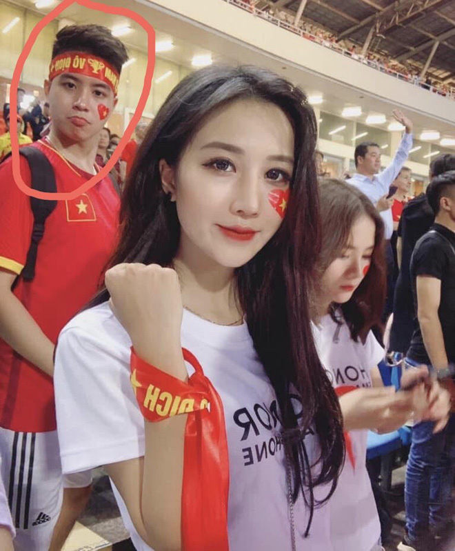 Anh chàng chụp ké trên sân Mỹ Đình bỗng nổi tiếng trên MXH nhờ vẻ ngoài điển trai Anh chàng chụp ké trên sân Mỹ Đình bỗng nổi tiếng trên MXH nhờ vẻ ngoài điển trai