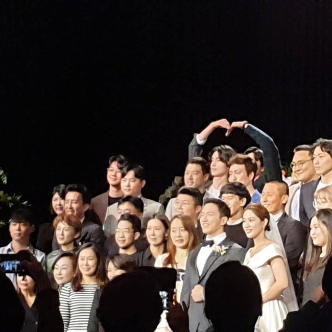 Đi dự đám cưới bạn thân, cặp đôi 'Yêu tinh - Thần chết' Gong Yoo và Lee Dong Wook bắn tim đáng yêu, chiếm trọn 'spotlight' của cô dâu chú rể - 1 Đi dự đám cưới bạn thân, cặp đôi 'Yêu tinh - Thần chết' Gong Yoo và Lee Dong Wook bắn tim đáng yêu, chiếm trọn 'spotlight' của cô dâu chú rể - 1