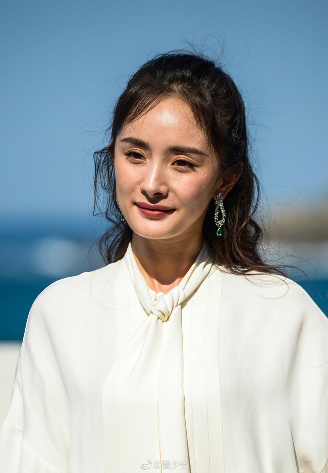 Mặt mộc của Angelababy: Xuống sắc nhưng vẫn đẹp hơn Dương Mịch, Địch Lệ Nhiệt Ba trang điểm kỹ lưỡng - 3 Mặt mộc của Angelababy: Xuống sắc nhưng vẫn đẹp hơn Dương Mịch, Địch Lệ Nhiệt Ba trang điểm kỹ lưỡng - 3