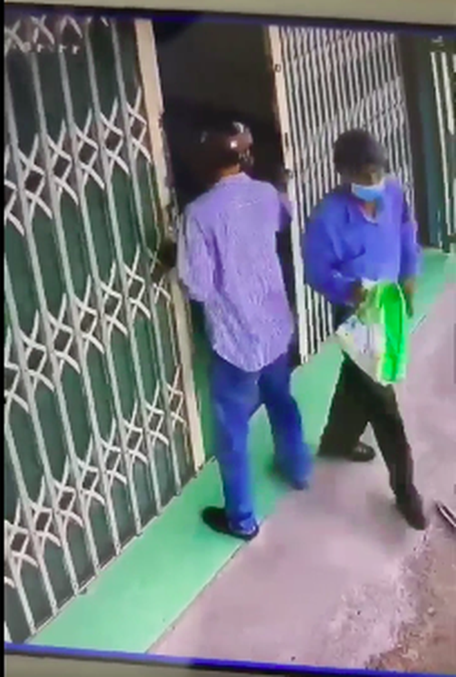 Clip: Trộm liều lĩnh đột nhập vào nhà lục lọi, đập két sắt lấy tài sản, lúc tẩu thoát không quên khoá cửa nghiêm chỉnh giúp gia chủ - 1 Clip: Trộm liều lĩnh đột nhập vào nhà lục lọi, đập két sắt lấy tài sản, lúc tẩu thoát không quên khoá cửa nghiêm chỉnh giúp gia chủ - 1