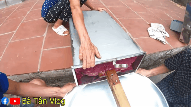 Hì hục làm que kem khổng lồ 60kg từ thanh long ruột đỏ, bà Tân Vlog lại bị 'bắt lỗi' đủ thứ, còn bị dân mạng hỏi khó, chê 'không có tính giáo dục' - 4 Hì hục làm que kem khổng lồ 60kg từ thanh long ruột đỏ, bà Tân Vlog lại bị 'bắt lỗi' đủ thứ, còn bị dân mạng hỏi khó, chê 'không có tính giáo dục' - 4