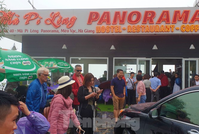Ảnh: Du khách chen chân 'check in' ở Panorama Mã Pì Lèng giữa ồn ào sai phạm Ảnh: Du khách chen chân 'check in' ở Panorama Mã Pì Lèng giữa ồn ào sai phạm
