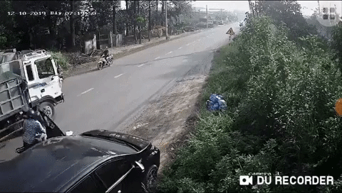 Clip: Ô tô mở cửa thiếu quan sát va trúng xe máy, 2 người đàn ông tung người sát gầm xe tải khiến nhiều người thót tim Clip: Ô tô mở cửa thiếu quan sát va trúng xe máy, 2 người đàn ông tung người sát gầm xe tải khiến nhiều người thót tim