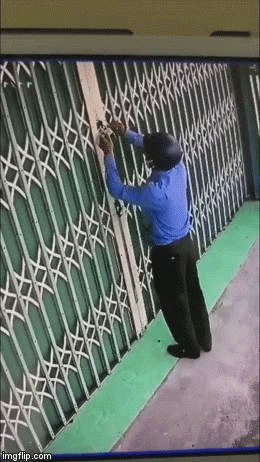Clip: Trộm liều lĩnh đột nhập vào nhà lục lọi, đập két sắt lấy tài sản, lúc tẩu thoát không quên khoá cửa nghiêm chỉnh giúp gia chủ Clip: Trộm liều lĩnh đột nhập vào nhà lục lọi, đập két sắt lấy tài sản, lúc tẩu thoát không quên khoá cửa nghiêm chỉnh giúp gia chủ