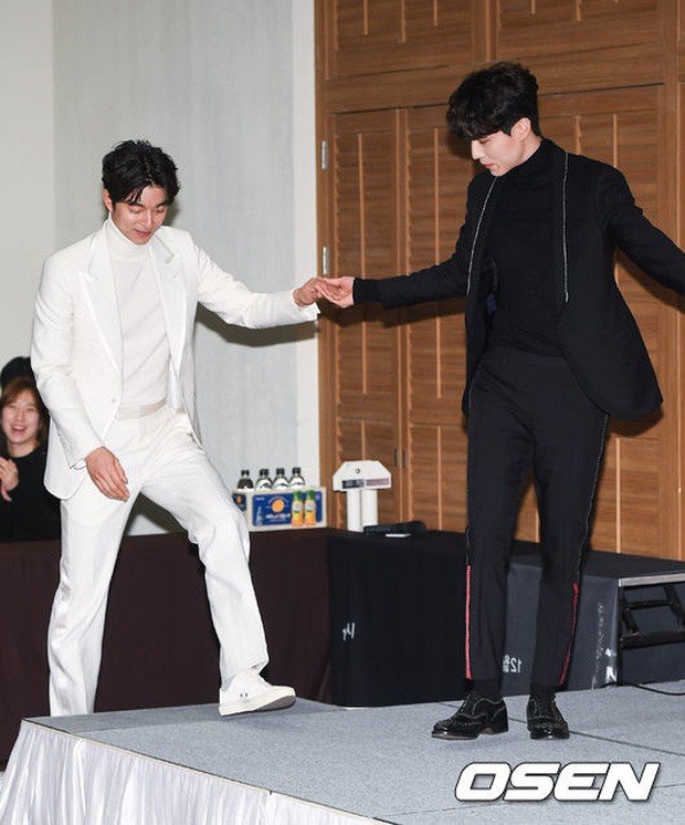 Đi dự đám cưới bạn thân, cặp đôi 'Yêu tinh - Thần chết' Gong Yoo và Lee Dong Wook bắn tim đáng yêu, chiếm trọn 'spotlight' của cô dâu chú rể - 4 Đi dự đám cưới bạn thân, cặp đôi 'Yêu tinh - Thần chết' Gong Yoo và Lee Dong Wook bắn tim đáng yêu, chiếm trọn 'spotlight' của cô dâu chú rể - 4