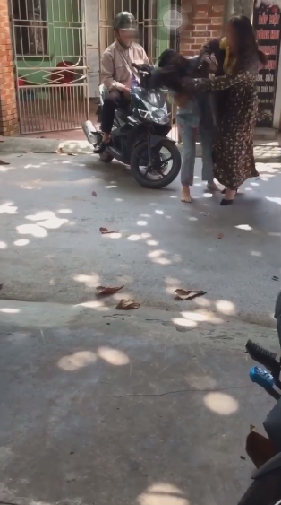 Xôn xao cảnh vợ bắt quả tang chồng ngoại tình còn bị tình địch đánh ghen ngược đến mức vỡ đầu phải kêu cứu - 1 Xôn xao cảnh vợ bắt quả tang chồng ngoại tình còn bị tình địch đánh ghen ngược đến mức vỡ đầu phải kêu cứu - 1