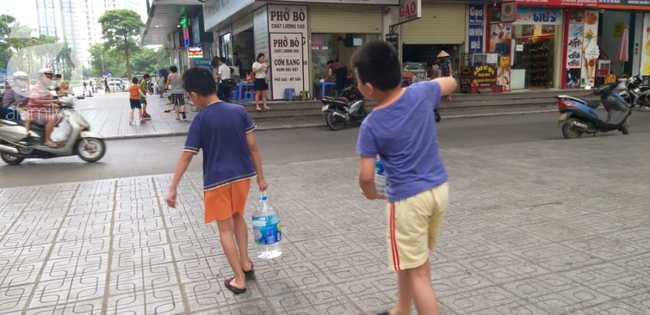 Hà Nội: Cư dân HH Linh Đàm xếp hàng nhận từng xô nước sạch, mòn mỏi chờ đợi kết quả xét nghiệm khi nước có mùi lạ - 14 Hà Nội: Cư dân HH Linh Đàm xếp hàng nhận từng xô nước sạch, mòn mỏi chờ đợi kết quả xét nghiệm khi nước có mùi lạ - 14