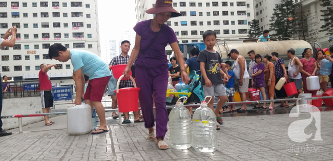 Hà Nội: Cư dân HH Linh Đàm xếp hàng nhận từng xô nước sạch, mòn mỏi chờ đợi kết quả xét nghiệm khi nước có mùi lạ - 12 Hà Nội: Cư dân HH Linh Đàm xếp hàng nhận từng xô nước sạch, mòn mỏi chờ đợi kết quả xét nghiệm khi nước có mùi lạ - 12