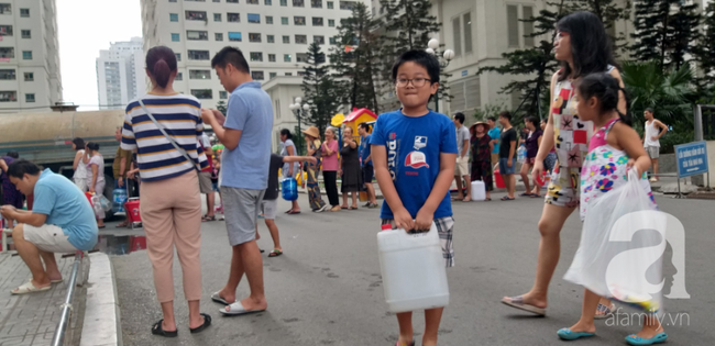 Hà Nội: Cư dân HH Linh Đàm xếp hàng nhận từng xô nước sạch, mòn mỏi chờ đợi kết quả xét nghiệm khi nước có mùi lạ - 11 Hà Nội: Cư dân HH Linh Đàm xếp hàng nhận từng xô nước sạch, mòn mỏi chờ đợi kết quả xét nghiệm khi nước có mùi lạ - 11