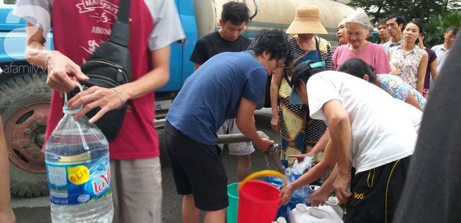 Hà Nội: Cư dân HH Linh Đàm xếp hàng nhận từng xô nước sạch, mòn mỏi chờ đợi kết quả xét nghiệm khi nước có mùi lạ - 9 Hà Nội: Cư dân HH Linh Đàm xếp hàng nhận từng xô nước sạch, mòn mỏi chờ đợi kết quả xét nghiệm khi nước có mùi lạ - 9