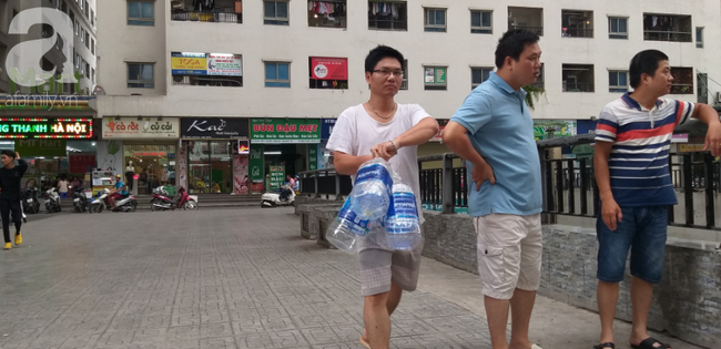 Hà Nội: Cư dân HH Linh Đàm xếp hàng nhận từng xô nước sạch, mòn mỏi chờ đợi kết quả xét nghiệm khi nước có mùi lạ - 8 Hà Nội: Cư dân HH Linh Đàm xếp hàng nhận từng xô nước sạch, mòn mỏi chờ đợi kết quả xét nghiệm khi nước có mùi lạ - 8