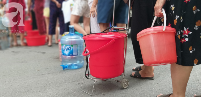 Hà Nội: Cư dân HH Linh Đàm xếp hàng nhận từng xô nước sạch, mòn mỏi chờ đợi kết quả xét nghiệm khi nước có mùi lạ - 6 Hà Nội: Cư dân HH Linh Đàm xếp hàng nhận từng xô nước sạch, mòn mỏi chờ đợi kết quả xét nghiệm khi nước có mùi lạ - 6