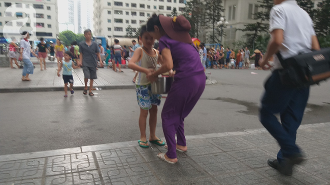 Hà Nội: Cư dân HH Linh Đàm xếp hàng nhận từng xô nước sạch, mòn mỏi chờ đợi kết quả xét nghiệm khi nước có mùi lạ - 5 Hà Nội: Cư dân HH Linh Đàm xếp hàng nhận từng xô nước sạch, mòn mỏi chờ đợi kết quả xét nghiệm khi nước có mùi lạ - 5