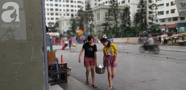 Hà Nội: Cư dân HH Linh Đàm xếp hàng nhận từng xô nước sạch, mòn mỏi chờ đợi kết quả xét nghiệm khi nước có mùi lạ - 4 Hà Nội: Cư dân HH Linh Đàm xếp hàng nhận từng xô nước sạch, mòn mỏi chờ đợi kết quả xét nghiệm khi nước có mùi lạ - 4