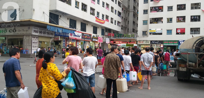 Hà Nội: Cư dân HH Linh Đàm xếp hàng nhận từng xô nước sạch, mòn mỏi chờ đợi kết quả xét nghiệm khi nước có mùi lạ - 2 Hà Nội: Cư dân HH Linh Đàm xếp hàng nhận từng xô nước sạch, mòn mỏi chờ đợi kết quả xét nghiệm khi nước có mùi lạ - 2