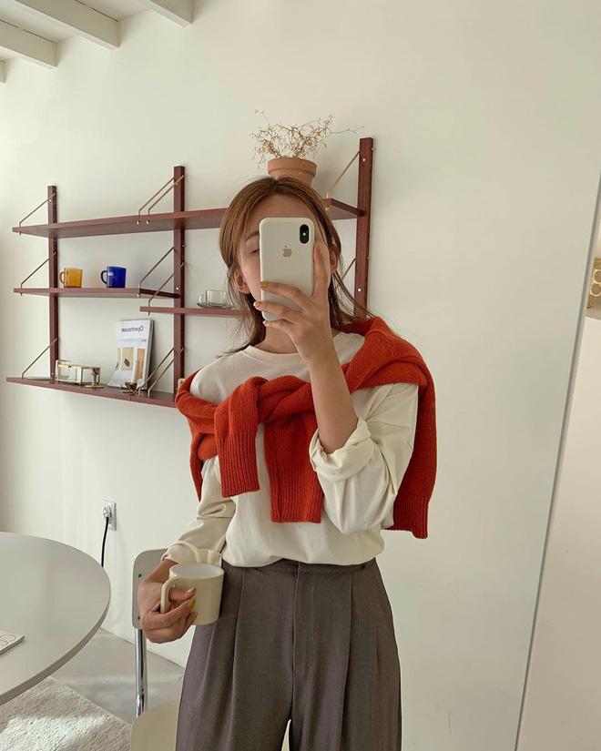 Học gái Hàn chiêu diện áo sweater 'lấy lệ' sang chảnh hết mức, trời chưa lạnh hẳn vẫn áp dụng được ngon ơ - 10 Học gái Hàn chiêu diện áo sweater 'lấy lệ' sang chảnh hết mức, trời chưa lạnh hẳn vẫn áp dụng được ngon ơ - 10
