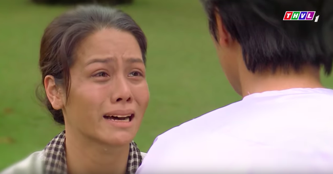 Tiếng sét trong mưa: Rò rỉ ảnh Thị Bình ôm con trai khóc nức nở, fan vỡ òa đoán chuyện ngủ với em gái bị bại lộ - 2 Tiếng sét trong mưa: Rò rỉ ảnh Thị Bình ôm con trai khóc nức nở, fan vỡ òa đoán chuyện ngủ với em gái bị bại lộ - 2