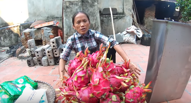 Hì hục làm que kem khổng lồ 60kg từ thanh long ruột đỏ, bà Tân Vlog lại bị 'bắt lỗi' đủ thứ, còn bị dân mạng hỏi khó, chê 'không có tính giáo dục' Hì hục làm que kem khổng lồ 60kg từ thanh long ruột đỏ, bà Tân Vlog lại bị 'bắt lỗi' đủ thứ, còn bị dân mạng hỏi khó, chê 'không có tính giáo dục'