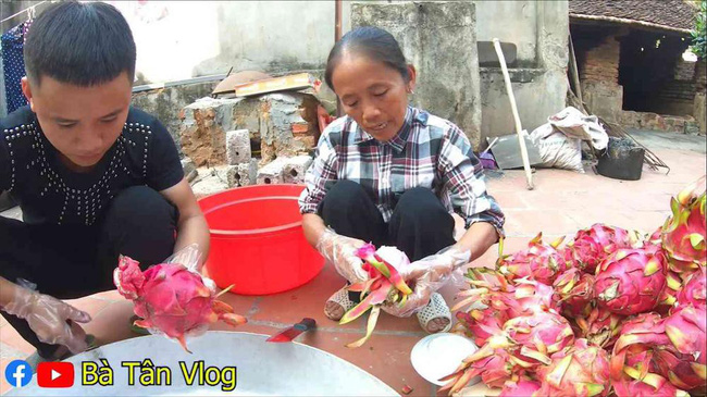 Hì hục làm que kem khổng lồ 60kg từ thanh long ruột đỏ, bà Tân Vlog lại bị 'bắt lỗi' đủ thứ, còn bị dân mạng hỏi khó, chê 'không có tính giáo dục' - 1 Hì hục làm que kem khổng lồ 60kg từ thanh long ruột đỏ, bà Tân Vlog lại bị 'bắt lỗi' đủ thứ, còn bị dân mạng hỏi khó, chê 'không có tính giáo dục' - 1