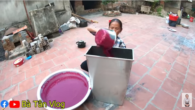 Hì hục làm que kem khổng lồ 60kg từ thanh long ruột đỏ, bà Tân Vlog lại bị 'bắt lỗi' đủ thứ, còn bị dân mạng hỏi khó, chê 'không có tính giáo dục' - 3 Hì hục làm que kem khổng lồ 60kg từ thanh long ruột đỏ, bà Tân Vlog lại bị 'bắt lỗi' đủ thứ, còn bị dân mạng hỏi khó, chê 'không có tính giáo dục' - 3