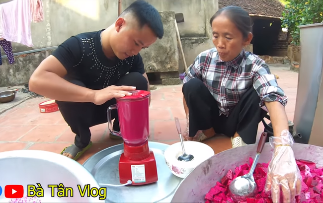 Hì hục làm que kem khổng lồ 60kg từ thanh long ruột đỏ, bà Tân Vlog lại bị 'bắt lỗi' đủ thứ, còn bị dân mạng hỏi khó, chê 'không có tính giáo dục' - 2 Hì hục làm que kem khổng lồ 60kg từ thanh long ruột đỏ, bà Tân Vlog lại bị 'bắt lỗi' đủ thứ, còn bị dân mạng hỏi khó, chê 'không có tính giáo dục' - 2