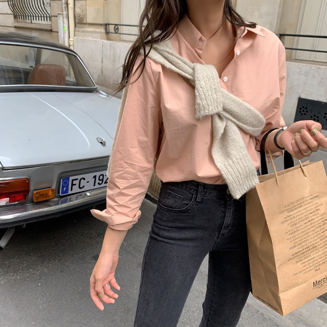 Học gái Hàn chiêu diện áo sweater 'lấy lệ' sang chảnh hết mức, trời chưa lạnh hẳn vẫn áp dụng được ngon ơ - 8 Học gái Hàn chiêu diện áo sweater 'lấy lệ' sang chảnh hết mức, trời chưa lạnh hẳn vẫn áp dụng được ngon ơ - 8