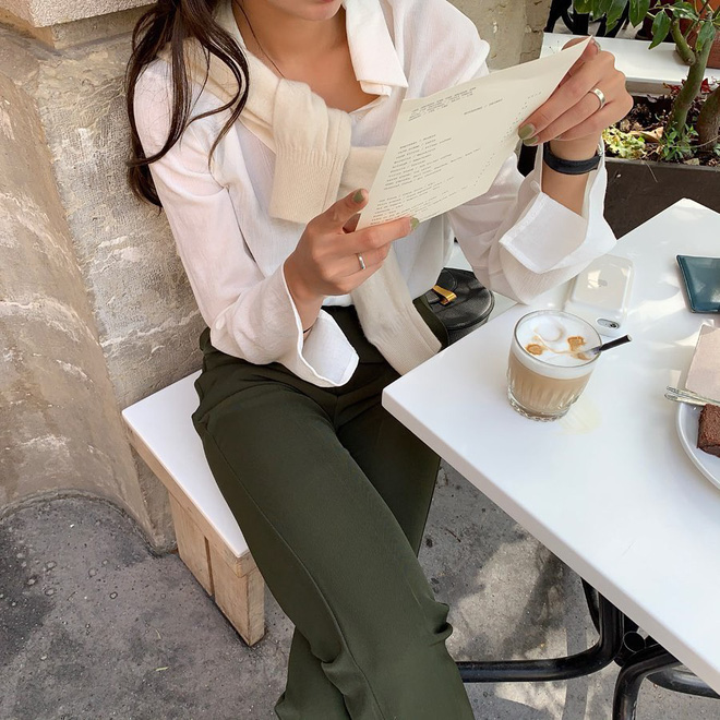 Học gái Hàn chiêu diện áo sweater 'lấy lệ' sang chảnh hết mức, trời chưa lạnh hẳn vẫn áp dụng được ngon ơ - 13 Học gái Hàn chiêu diện áo sweater 'lấy lệ' sang chảnh hết mức, trời chưa lạnh hẳn vẫn áp dụng được ngon ơ - 13