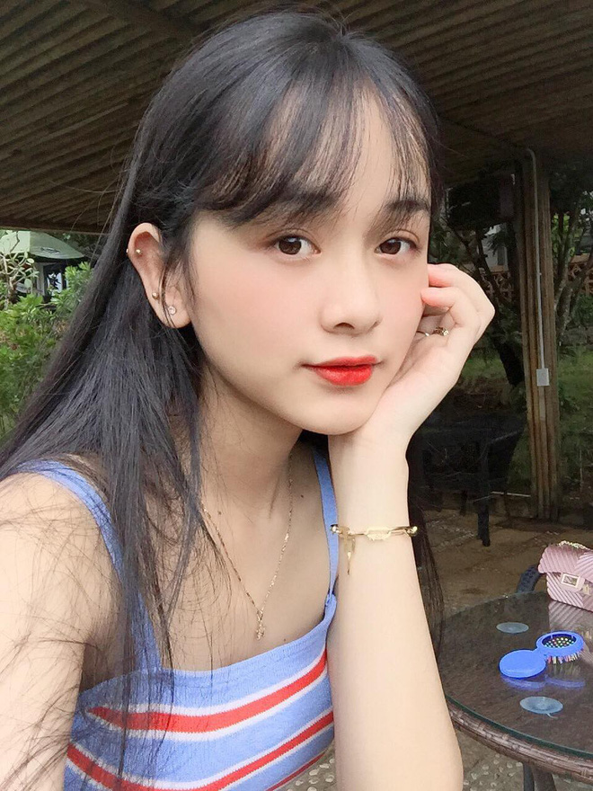 Nữ sinh Tôn Đức Thắng với vẻ ngoài trong sáng, ngọt ngào và có thể làm luỵ tim bất cứ chàng trai nào - 7 Nữ sinh Tôn Đức Thắng với vẻ ngoài trong sáng, ngọt ngào và có thể làm luỵ tim bất cứ chàng trai nào - 7