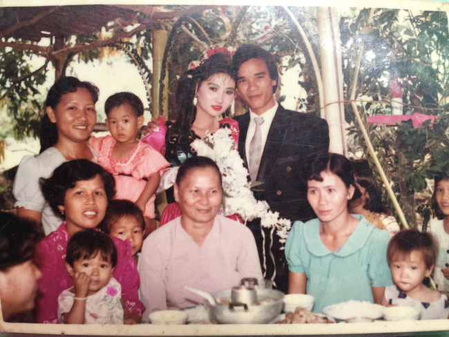 Đám cưới 25 năm trước của cô gái Đồng Tháp: Lấy anh hàng xóm vì được tặng trứng vịt mỗi ngày, không phải Rich kid nhưng đám cưới vẫn 'chất chơi' ngời ngời - 8 Đám cưới 25 năm trước của cô gái Đồng Tháp: Lấy anh hàng xóm vì được tặng trứng vịt mỗi ngày, không phải Rich kid nhưng đám cưới vẫn 'chất chơi' ngời ngời - 8
