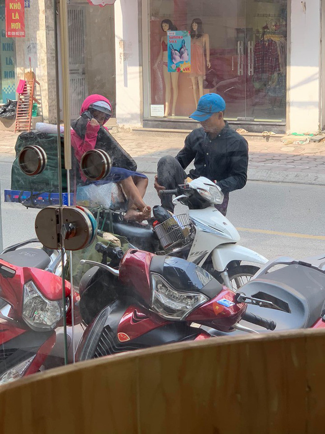 Khoảnh khắc người bố shipper và con gái nhỏ trên phố khiến người ta vội lấy điện thoại ghi lại Khoảnh khắc người bố shipper và con gái nhỏ trên phố khiến người ta vội lấy điện thoại ghi lại