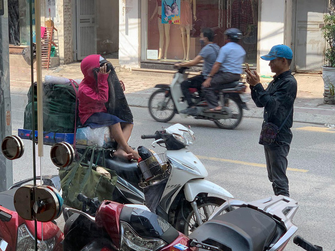 Khoảnh khắc người bố shipper và con gái nhỏ trên phố khiến người ta vội lấy điện thoại ghi lại - 1 Khoảnh khắc người bố shipper và con gái nhỏ trên phố khiến người ta vội lấy điện thoại ghi lại - 1