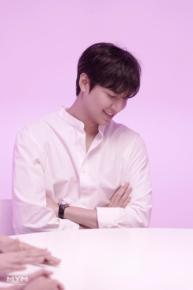 Lee Min Ho lại khiến 'tập đoàn' fan girl châu Á mê điên đảo với loạt ảnh soái ca sơ mi trắng đẹp xuất thần - 1 Lee Min Ho lại khiến 'tập đoàn' fan girl châu Á mê điên đảo với loạt ảnh soái ca sơ mi trắng đẹp xuất thần - 1
