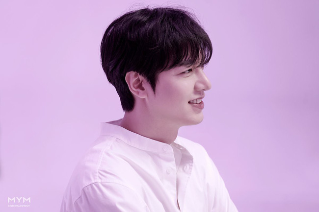 Lee Min Ho lại khiến 'tập đoàn' fan girl châu Á mê điên đảo với loạt ảnh soái ca sơ mi trắng đẹp xuất thần - 4 Lee Min Ho lại khiến 'tập đoàn' fan girl châu Á mê điên đảo với loạt ảnh soái ca sơ mi trắng đẹp xuất thần - 4