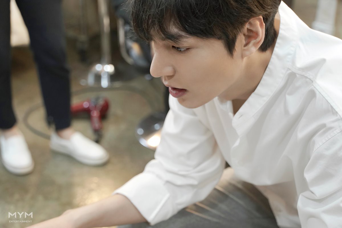 Lee Min Ho lại khiến 'tập đoàn' fan girl châu Á mê điên đảo với loạt ảnh soái ca sơ mi trắng đẹp xuất thần - 7 Lee Min Ho lại khiến 'tập đoàn' fan girl châu Á mê điên đảo với loạt ảnh soái ca sơ mi trắng đẹp xuất thần - 7