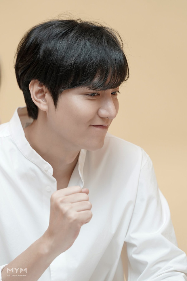 Lee Min Ho lại khiến 'tập đoàn' fan girl châu Á mê điên đảo với loạt ảnh soái ca sơ mi trắng đẹp xuất thần - 9 Lee Min Ho lại khiến 'tập đoàn' fan girl châu Á mê điên đảo với loạt ảnh soái ca sơ mi trắng đẹp xuất thần - 9
