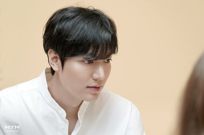 Lee Min Ho lại khiến 'tập đoàn' fan girl châu Á mê điên đảo với loạt ảnh soái ca sơ mi trắng đẹp xuất thần - 8 Lee Min Ho lại khiến 'tập đoàn' fan girl châu Á mê điên đảo với loạt ảnh soái ca sơ mi trắng đẹp xuất thần - 8