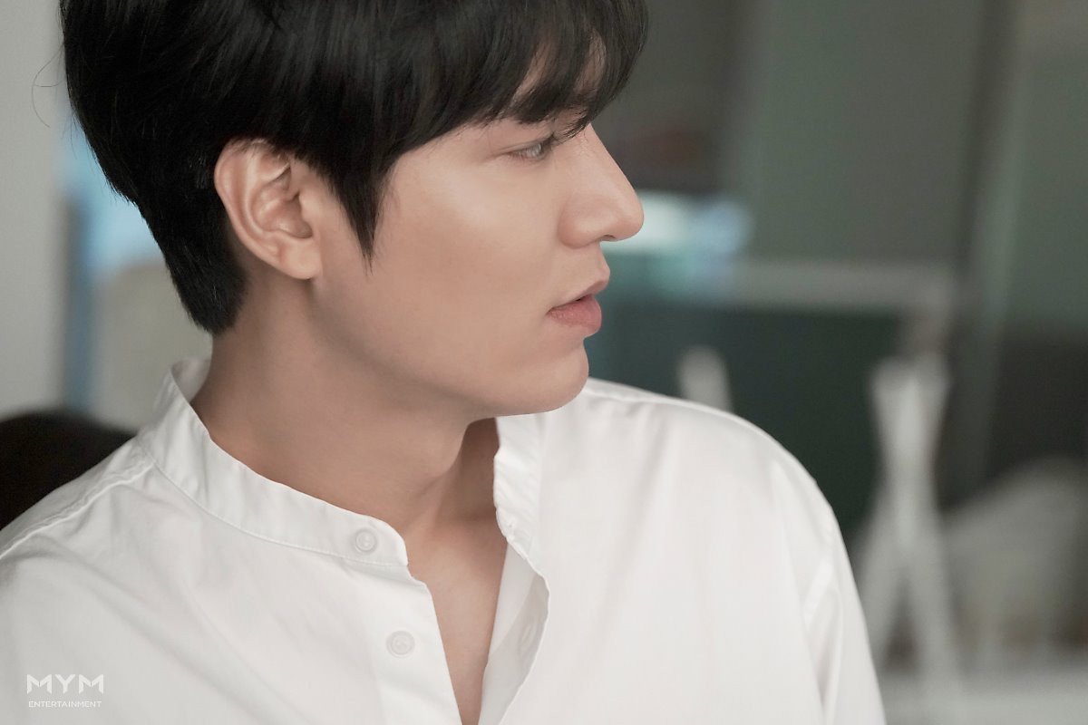 Lee Min Ho lại khiến 'tập đoàn' fan girl châu Á mê điên đảo với loạt ảnh soái ca sơ mi trắng đẹp xuất thần - 5 Lee Min Ho lại khiến 'tập đoàn' fan girl châu Á mê điên đảo với loạt ảnh soái ca sơ mi trắng đẹp xuất thần - 5