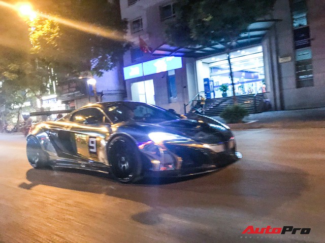 Đại gia Dương 'Kon' chở con đi dạo phố Hà Nội bằng siêu xe McLaren 650S Spider Liberty Walk độc nhất Việt Nam Đại gia Dương 'Kon' chở con đi dạo phố Hà Nội bằng siêu xe McLaren 650S Spider Liberty Walk độc nhất Việt Nam