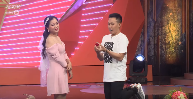 Trường Giang chơi khăm khi ép buộc Anh Đức... cầu hôn 'tình cũ' Lâm Vỹ Dạ Trường Giang chơi khăm khi ép buộc Anh Đức... cầu hôn 'tình cũ' Lâm Vỹ Dạ
