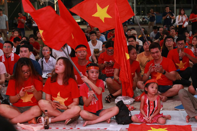 Hàng triệu CĐV vỡ òa khi Tiến Linh ghi bàn, Việt Nam dẫn trước Indonesia 3-0 - 14 Hàng triệu CĐV vỡ òa khi Tiến Linh ghi bàn, Việt Nam dẫn trước Indonesia 3-0 - 14