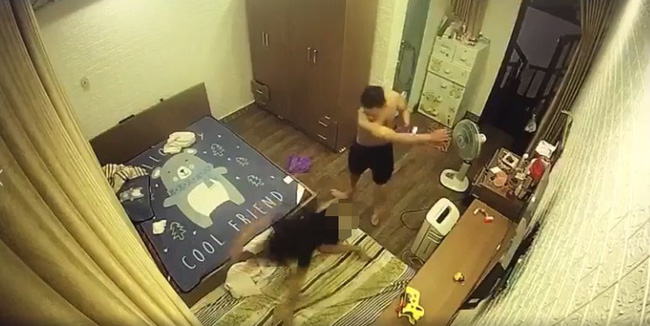 Chồng 'hờ' lột đồ vợ, ghì chặt đầu xuống sàn nhà rồi đánh đập dã man ngay trước mặt người giúp việc và con nhỏ - 1 Chồng 'hờ' lột đồ vợ, ghì chặt đầu xuống sàn nhà rồi đánh đập dã man ngay trước mặt người giúp việc và con nhỏ - 1