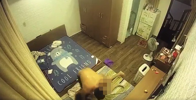 Chồng 'hờ' lột đồ vợ, ghì chặt đầu xuống sàn nhà rồi đánh đập dã man ngay trước mặt người giúp việc và con nhỏ Chồng 'hờ' lột đồ vợ, ghì chặt đầu xuống sàn nhà rồi đánh đập dã man ngay trước mặt người giúp việc và con nhỏ