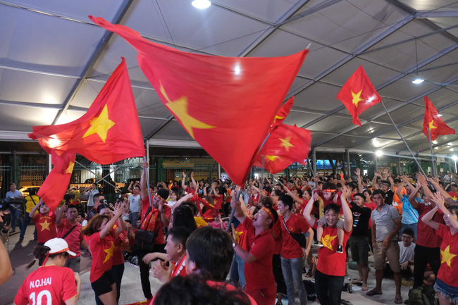 Hàng triệu CĐV vỡ òa khi Tiến Linh ghi bàn, Việt Nam dẫn trước Indonesia 3-0 - 4 Hàng triệu CĐV vỡ òa khi Tiến Linh ghi bàn, Việt Nam dẫn trước Indonesia 3-0 - 4