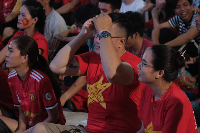 Hàng triệu CĐV vỡ òa khi Tiến Linh ghi bàn, Việt Nam dẫn trước Indonesia 3-0 - 2 Hàng triệu CĐV vỡ òa khi Tiến Linh ghi bàn, Việt Nam dẫn trước Indonesia 3-0 - 2